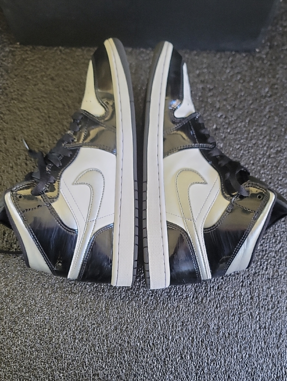 Nike Air Jordan 1 Mid SE "Metallic Silver/Metallic Gold" Patent Leather Wmns 9.5 - Picture 4 of 16